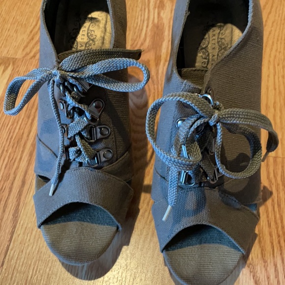 🛍 Cute Lace Up Heeled Bootie - Picture 2 of 7